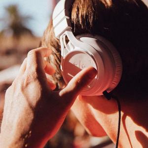 柏欣彤学生装沙发上在线播放
